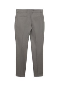 Pantalon gris en tissu lisse, avec une taille plate et deux poches arrière. Conçu avec des passants de ceinture et une coupe ajustée.