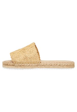 Sandalia espadrille con una parte superior tejida amarilla texturizada, una plantilla beige y una suela de yute con tracción de goma blanca.