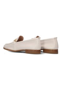 Bleke lederen loafers met een ronde neus, voorzien van gouden hardware accenten en een lage houten hak. Gevoed oppervlakdetails op het leer.