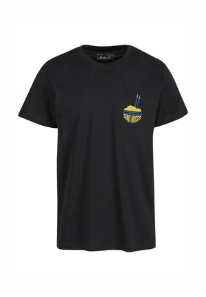 T-shirt en coton noir à manches courtes, avec une broderie sur la poitrine représentant un bol de nouilles et des baguettes, accompagnée du texte "SEND NOODS" en jaune.