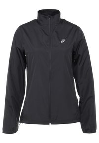 Černá lehká bunda s stojatým límcem, předním zipem a logem na levé hrudi. Hladký povrch a dlouhé rukávy.