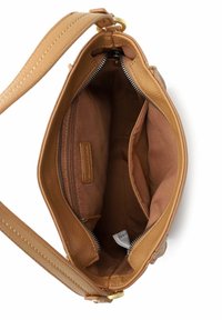 Kabelka z opálené kůže s texturovaným povrchem. Vnitřek je vybaven měkkou hnědou podšívkou, jednou kapsou na zip a dvěma otevřenými přihrádkami.