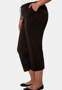 Zwarte katoenen broek in een katoenmix met een elastische tailleband, zijzakken en een cropped ontwerp, met een gladde textuur en een aantrekkoord. 