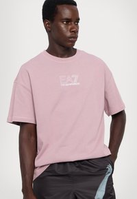 EA7 Emporio Armani UNISEX - Apdrukāts T-krekls - toadstool