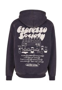 Sudadera gris oscuro con un gráfico en blanco de una cafetera y nombres de bebidas con precios, fabricada en algodón.