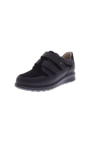 Zwarte schoen van glad leer en suede, met twee brede klittenbandsluitingen, een ronde neus en een gevoerde zool voor comfort.