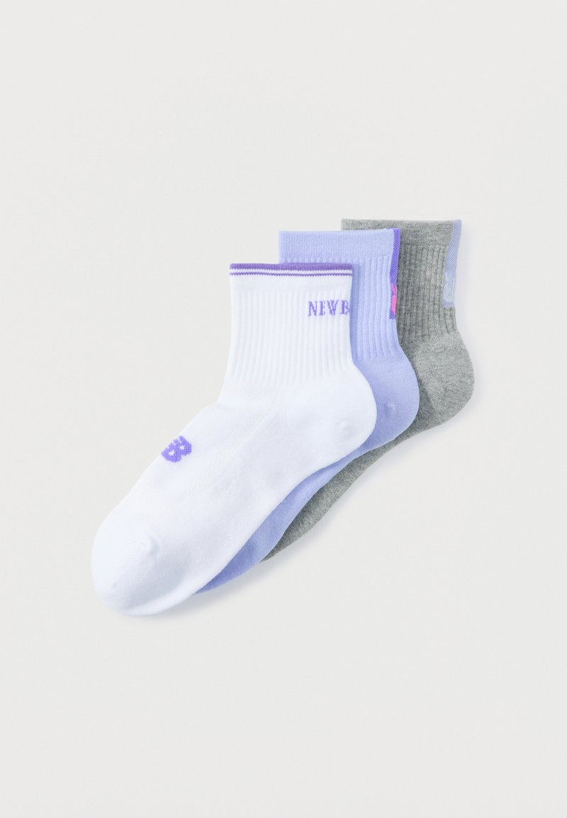 Trzy krótkie skarpetki w kolorze białym, lawendowym i szarym, ułożone jedna na drugiej, z prążkowanymi ściągaczami i subtelnym haftowanym napisem.