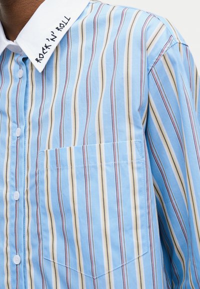 Φωτεινό γαλάζιο ριγέ πουκάμισο με εμπρόσθια τσέπη και λευκό γιακά κεντημένο με το κείμενο "ROCK 'N' ROLL".