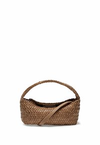 Sac en cuir tressé marron avec une anse tressée et une fine bandoulière en cuir supplémentaire sur fond blanc.
