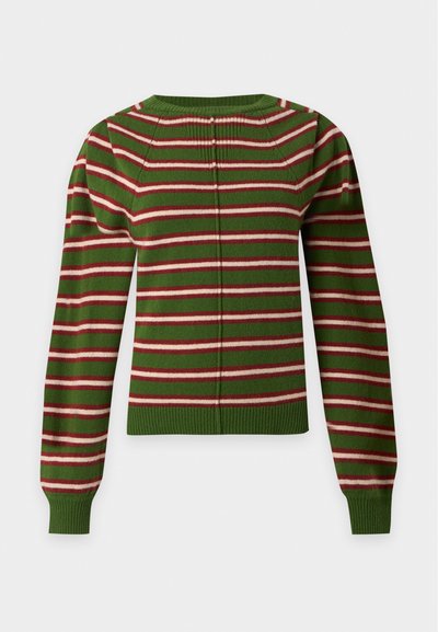 Pull en maille vert avec des rayures horizontales rouges et blanches, manches longues, poignets côtelés et ourlet côtelé vu de dos.