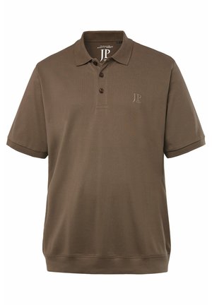 Hnědý polo triko vyrobené z hladké tkaniny, s knoflíkovou légou na tři knoflíky, krátkými rukávy a vyšitým logem na hrudi.