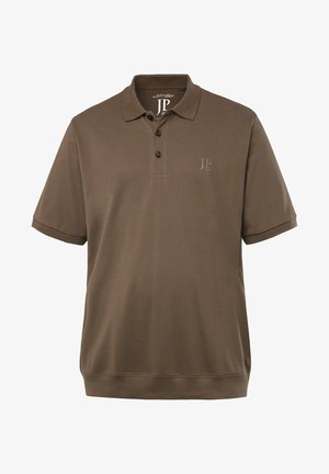 Ruskea poolopaita, joka on valmistettu sileästä kankaasta. Paidassa on kolme nappia napitusta, lyhyet hihat ja brodeerattu logo rinnassa.