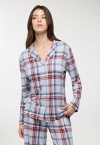Set di pigiama a maniche lunghe in grigio chiaro, con motivi a quadri rossi e blu navy, chiusura anteriori con bottoni e vestibilità comoda.