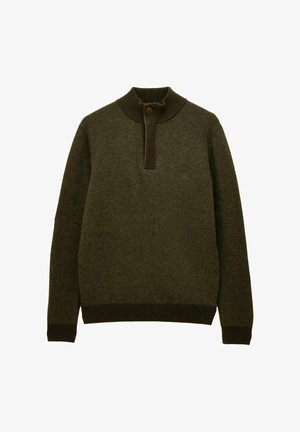 Tumši olīvzaļš adīts džemperis ar ribotu augstu apkakli, vienas pogas aizdari un ribotām piedurknēm un apakšmalu.