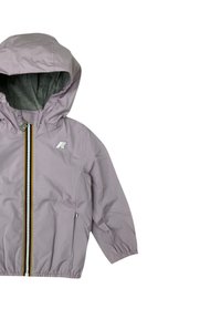 Giacca leggera lilla con cappuccio, dotata di chiusura a zip full, polsini a costine e un logo discreto sul petto. Tessuto liscio e resistente all'acqua.