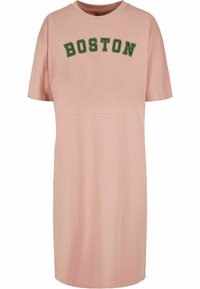 Růžové bavlněné šaty s krátkým rukávem, s nápisem "BOSTON" v zeleném písmu přes hruď; volný střih a délka po kolena.