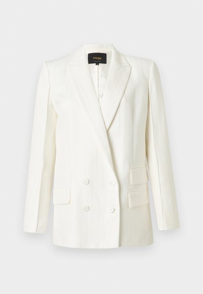 Blazer blanc à double boutonnage avec de fines rayures verticales, col à revers cranté, deux poches à rabat et quatre boutons blancs sur le devant.