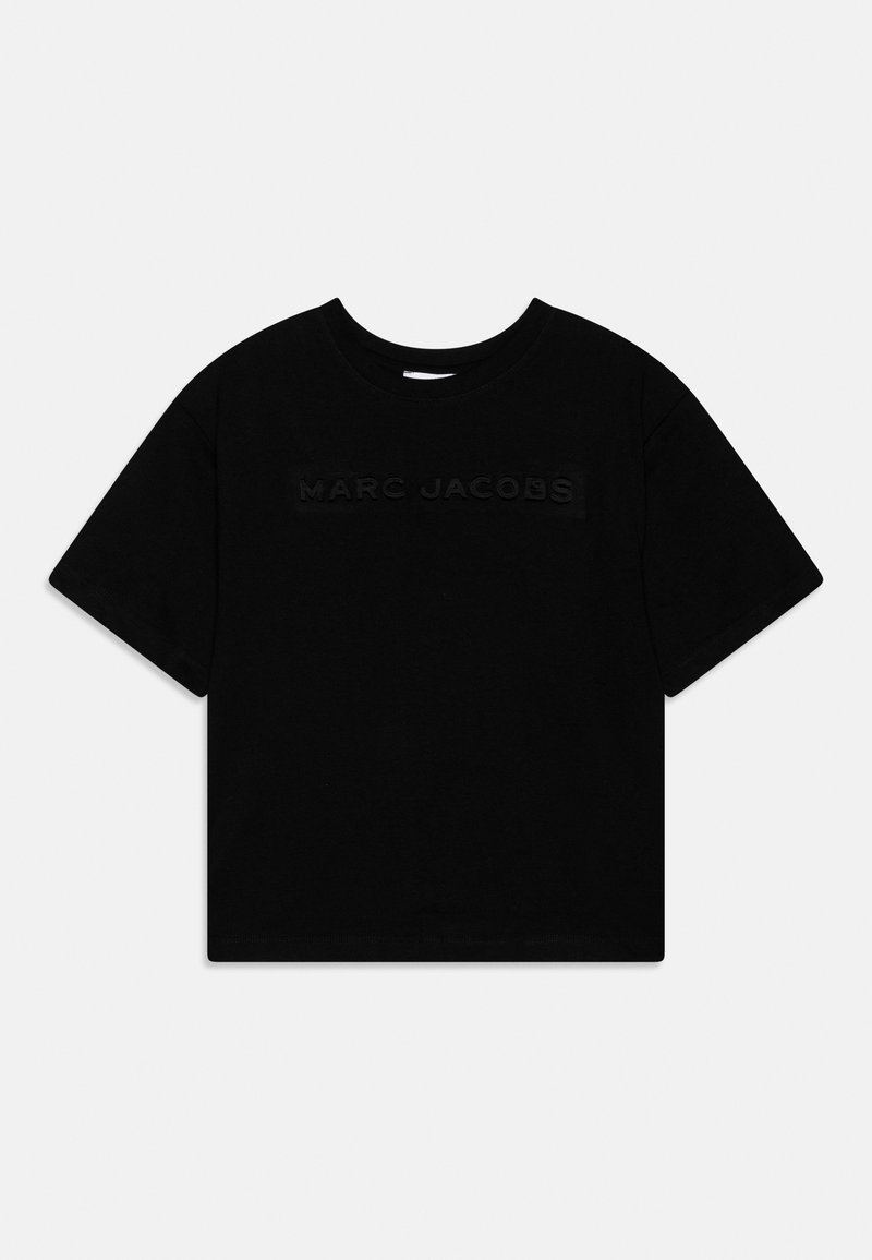 T-shirt nera in cotone con maniche corte, caratterizzata da un logo Marc Jacobs testurizzato dello stesso colore sulla parte anteriore.