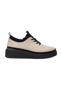 Beige Leder-Sneaker mit schwarzen Akzenten, runder Zehenform und dicker Gummisohle mit vertikalen Rillen, Schnürung vorne und Zugschlaufe.