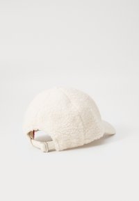 Off-white Sherpa-Fleece-Baseballcap mit verstellbarem Riemen und Metallverschluss, von hinten auf weißem Hintergrund abgebildet.