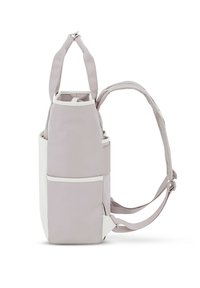 Mochila de color gris claro, fabricada con un material duradero, que cuenta con correas ajustables, un panel inferior blanco y múltiples bolsillos externos para una mejor organización.