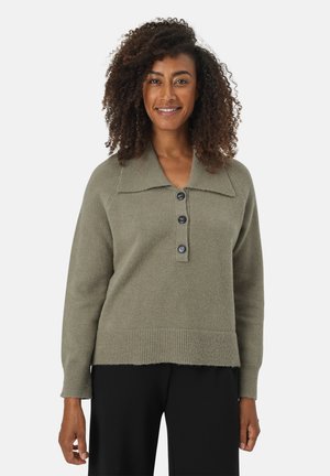 Oliven farvet strikket sweater med bred krave, fire knaplukning og ribkant. Har lange ærmer og en afslappet pasform.