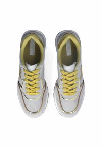 Sneaker atletici grigi con accenti e lacci gialli, dotati di una superficie liscia e dettagli riflettenti lungo i lati.