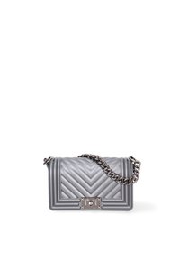 Borsa a tracolla in pelle grigia trapuntata con motivo a zigzag, dotata di tracolla a catena e dettagli in metallo. Presenta una forma strutturata e una texture liscia.