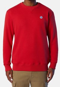 Rotes Sweatshirt mit rundem Ausschnitt, gerippten Bündchen und Saum, mit kleinem blauem Logo auf der Brust. Hergestellt aus weichem Stoff.