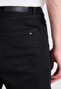 Tommy Hilfiger CORE HARLEM STAY - Jean droit - black