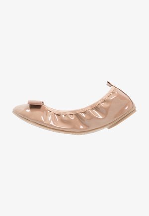 Ballerine en cuir verni nude doux avec un bout arrondi. Elle est ornée d'un petit nœud à l'avant et de détails plissés le long des bords.