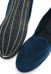 Baskets bleu marine à enfiler en suède doux, avec une tige lisse, des bords élastiques et une semelle en caoutchouc noir texturé.