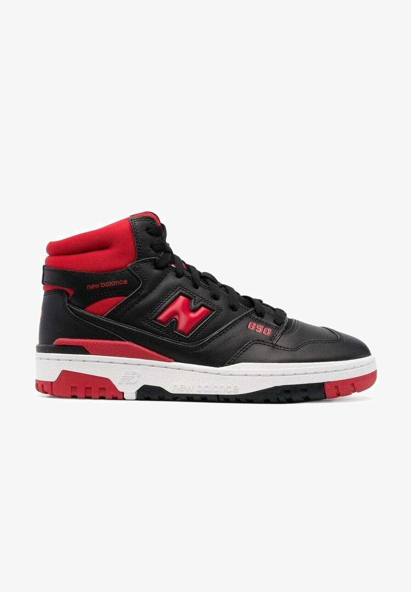 Schwarzer und roter New Balance High-Top Sneaker mit weißer Sohle, rotem "N"-Logo und "650"-Text an der Seite.