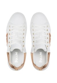 Sneakers bianchi con hardware dorato, accenti in oro rosa e dettagli in rete. Design con lacci e tocchi metallici sul retro.