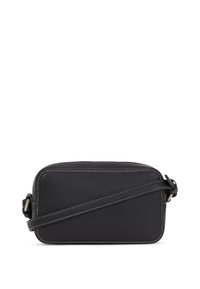 Sac en cuir noir bandoulière avec une finition texturée, de forme rectangulaire, des accents de surpiqûre blanche et une fine sangle ajustable.