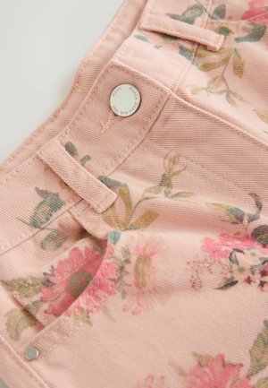 Rosa tyg med blommönster och strukturerad yta, med metallknapp och detaljer som bältesögla.