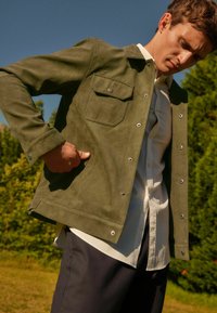 Next COLLARED TRUCKER - REGULAR FIT - Imiteret læderjakke - khaki green