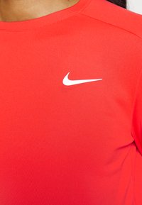 Nike Performance PACER CREW - Camisola de manga comprida - light crimson/silver
