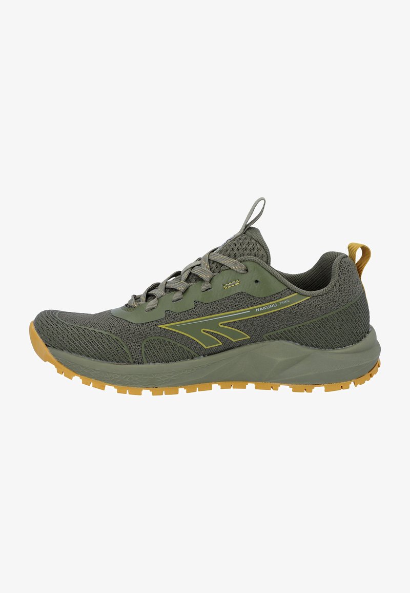 Trailrun schoenen in olijfgroen met een bovenwerk van mesh, gele accenten en een textuur rubberen zool. Voorzien van grijze veters en een trekhaak achter.