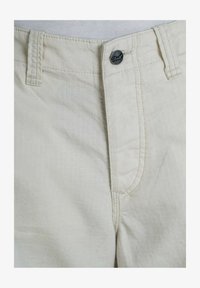 Unselected, flat white