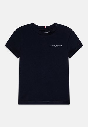 Mørkeblå kortærmet t-shirt til småbørn med Tommy Hilfiger-logo på brystet og lille flagdetalje på ærmet, trykknap på skulderen.