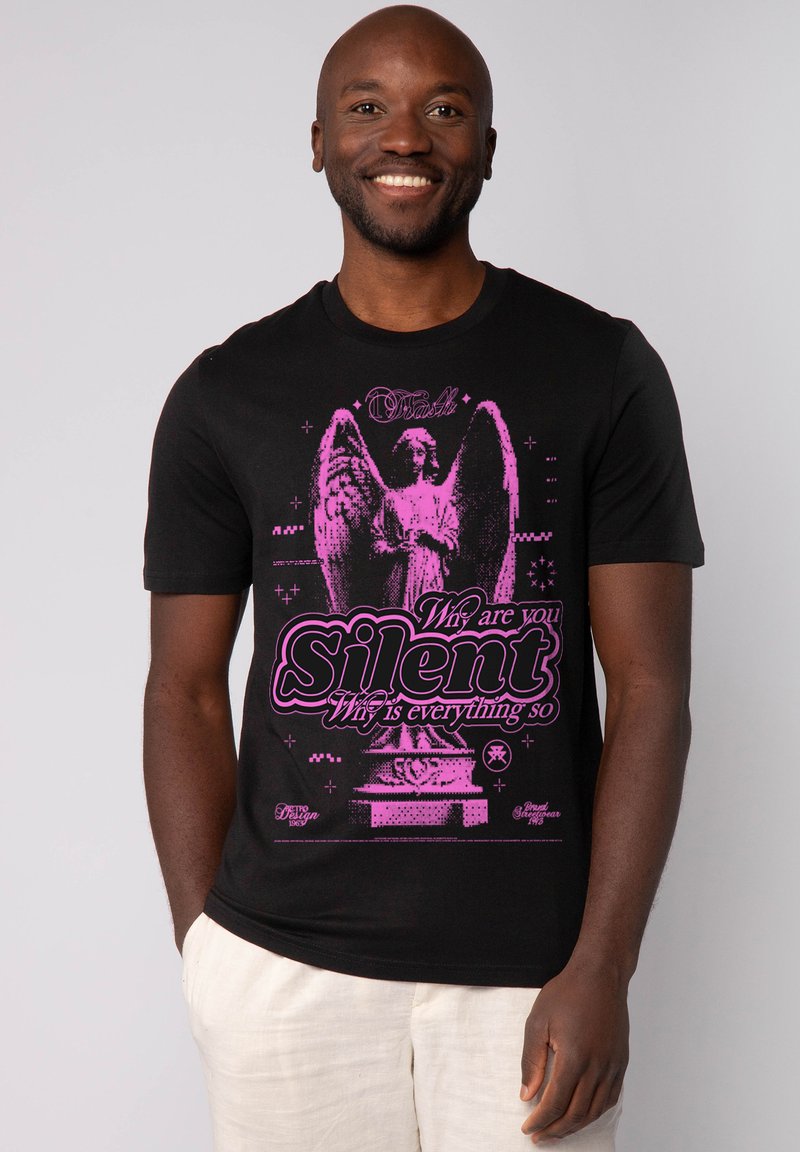 Schwarzes T-Shirt mit kurzen Ärmeln und einem grafischen Design, das einen Engel zeigt und pinken Text trägt mit der Aufschrift: "Warum schweigst du? Warum ist alles so."