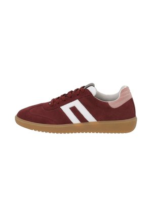 Sneaker van bordeaux suède met witte zijstrepen, roze hielband, witte binnenkant, bordeaux veters en een lichtbruine rubberen zool.