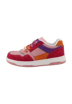 Zapatilla multicolor con ante rosa, púrpura, naranja y rojo. Puntera redonda, suela blanca y cordones contrastantes. Diseño casual.