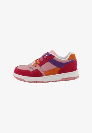 Mehrfarbiger Sneaker mit rosa, lila, orangefarbenem und rotem Veloursleder. Abgerundete Spitze, weiße Sohle und kontrastierende Schnürsenkel. Lässiges Design.