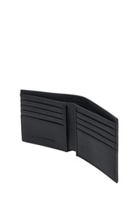 Portafoglio in pelle nera con finitura testurizzata, dotato di molteplici scomparti per carte e un semplice design bifold. Branding minimo all'interno.