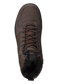 Brauner Wanderschuh mit einem strukturierten Lederoberteil, ausgestattet mit einem kragen aus Fleece, verstärkten Ösen und einer Gummisohle für guten Halt.