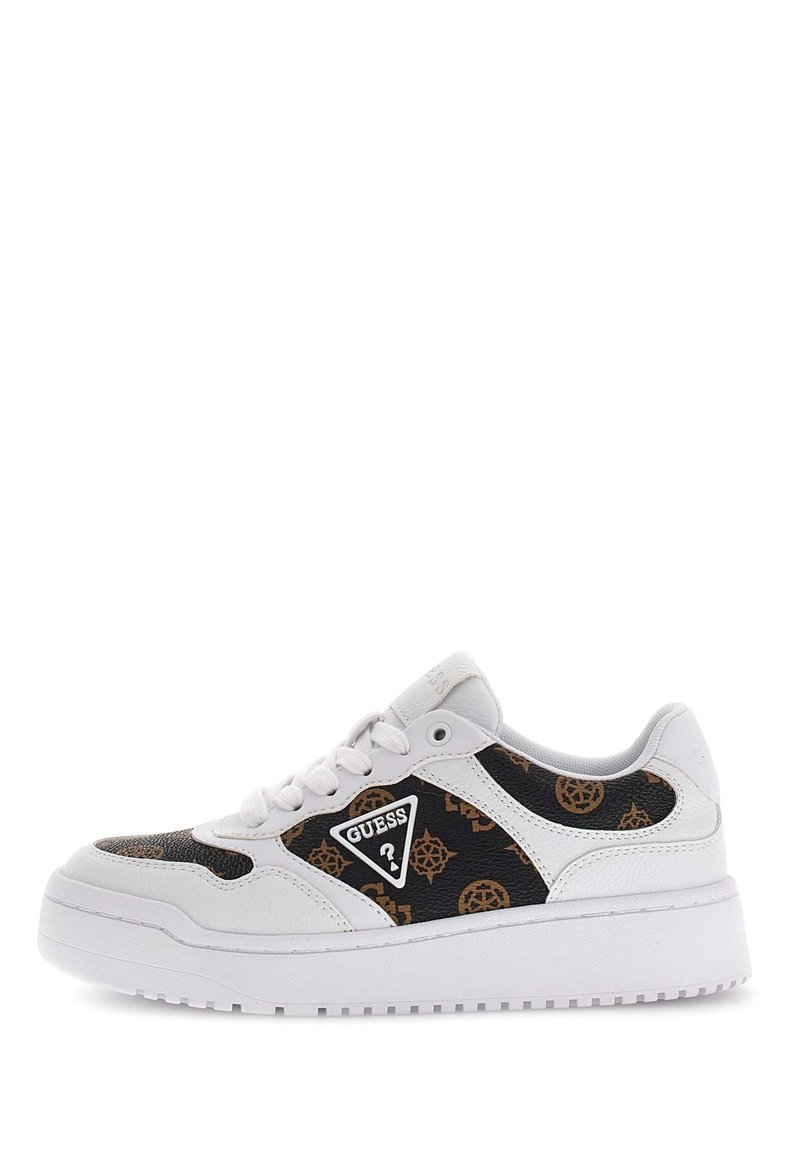 Sneaker bianca con logo nero e pannelli a motivo marrone. Presenta chiusura con lacci e materiali testurizzati, con una suola in gomma spessa.