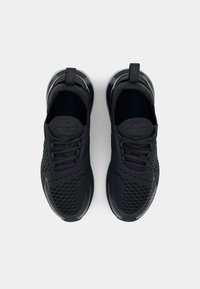 Svarta Nike-sneakers med en perforerad ovandel, vadderad krage och luftkuddsdämpning i sulan. Har en strömlinjeformad, aerodynamisk design.