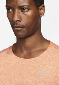 Nike Performance RISE - T-shirt desportiva - orange trance/htr/(reflective silv)